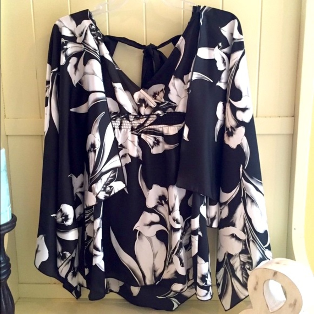 Beautiful black and white v-neck blouse!